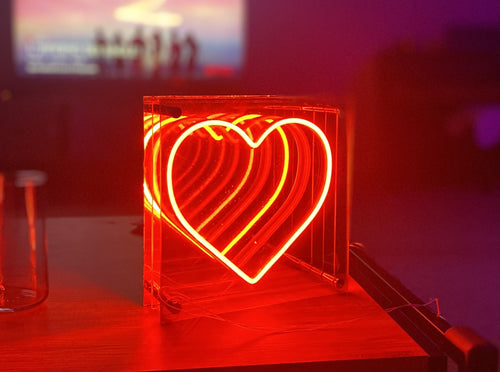 Sonsuz Ayna Kalp Kırmızı Neon Işıklı
